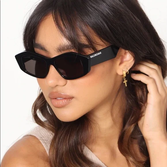 Balenciaga BB0106S NWOT Asymmetrical sunglasses Balenciaga BB0106S Black/Grey 52/15/140 women Sunglasses at  main image 3